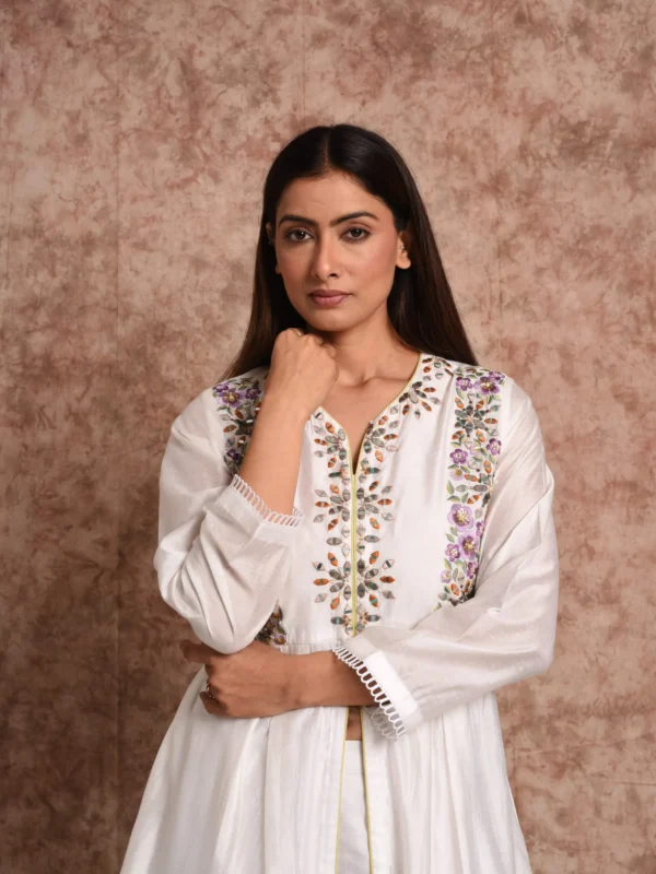 Close-up shot of purple floral hand embroidery and V-neckline on Gulistan ivory front-slit kurta by Embrowhite