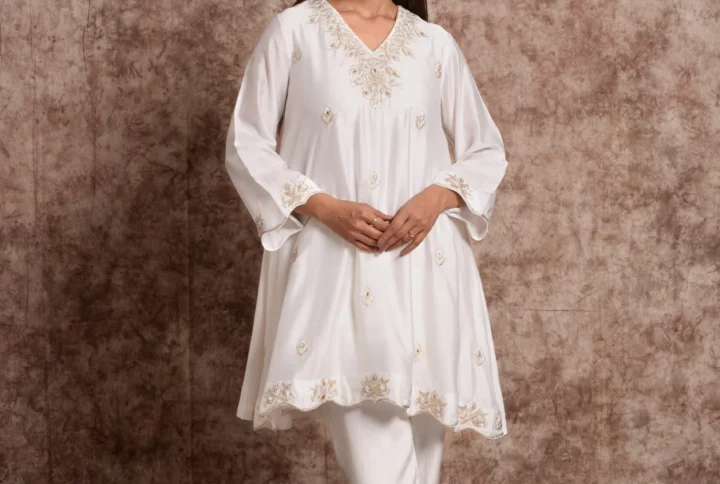 Full-length front view of Elowen white willow kurta set featuring V-neck embroidery, scalloped hemline, and straight pants by Embrowhite